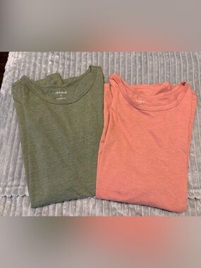 Torrid set of 2, Classic Fit Crew Neck Short Sleeve Tee’s in coral and green
